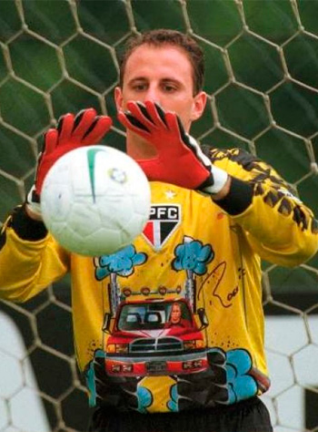 Quando ainda jogava, o ídolo do São Paulo, Rogério Ceni, também chegou a usar camisas diferentes, como essa que tinha o próprio goleiro dirigindo um veículo.