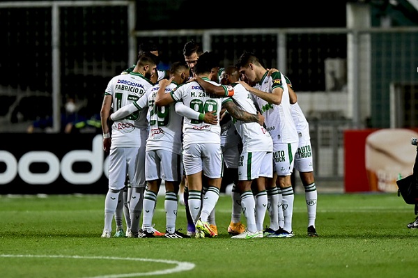 AMÉRICA-MG: Sobe: Ademir. Foi protagonista do jogo. Meteu bola na trave, infernizou o lado esquerdo da defesa do Verdão e tomou a bola para fazer gol da vitória. Chamou a responsabilidade e decidiu. // Desce: A defesa americana sofre. Joga exposta, tem dificuldades de recomposição, erra lances simples e não condiz com a qualidade do resto da equipe.