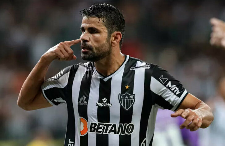 Diego Costa veste o manto - Na metade do ano, o Atlético-MG liderava com certa folga o Brasileirão e havia eliminado o River Plate nas quartas de final da Libertadores. Mesmo assim, a diretoria foi ao mercado e trouxe outro estrela: Diego Costa, para o delírio da Massa Atleticana.