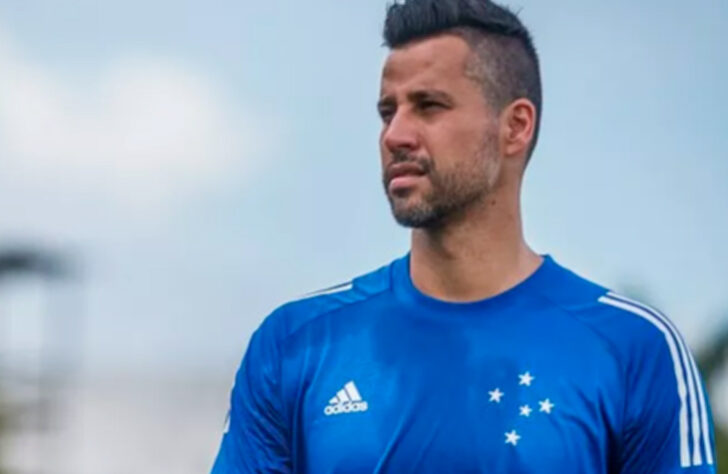 NO RADAR - O goleiro Fábio, que deixou o Cruzeiro esta semana após 17 anos no clube, já está sendo cortejado por outros times. E, um deles, se manifestou publicamente sobre o interesse no jogador, de 41 anos. O Uberaba Sport Club, do Triângulo Mineiro, fez uma postagem em que mostra a intenção de contar com o goleiro para a disputa do Módulo II do Campeonato Mineiro deste ano.