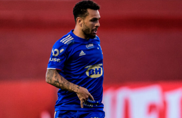 FECHADO! - O atacante Wellington Nem não é mais jogador do Cruzeiro. O atleta, de 29 anos, não estará no elenco de 2022. Em comunicado, informou que não houve um entendimento com o clube e está livre no mercado. O atacante tinha contrato com o Cruzeiro até o fim do ano, mas as partes não conseguiram entrar em acordo. A parte financeira pesou para que não houvesse continuidade, apesar dele ter mostrado interesse em seguir no clube.