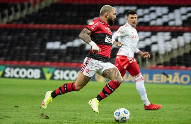 GABRIEL BARBOSA - SOBE - As lesões e convocações fizeram com que o camisa 9 disputasse menos de um turno do Brasileirão: 18 jogos, para ser exato. E Gabriel Barbosa alcançou 17 participações diretas em gols do Flamengo, com 12 bolas na rede e cinco assistências. Se não fossem as lesões e convocações, teria tido um impacto ainda maior no campeonato.