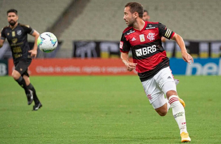 Meia: Everton Ribeiro (Flamengo) - Vencendo Danilo (Palmeiras)