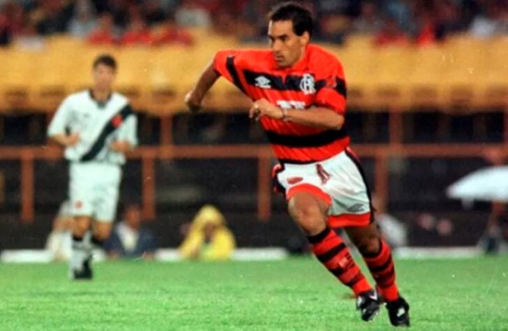 Gamarra (2000) - Um dos melhores zagueiros do mundo na época, Gamarra já tinha passagens por Inter e Corinthians antes de chegar ao galáctico Flamengo de 2000. Teve boas atuações, mas foi prejudicado pela má administração do clube. Ficou duas temporadas e foi campeão do Carioca e da Copa do Campeões.