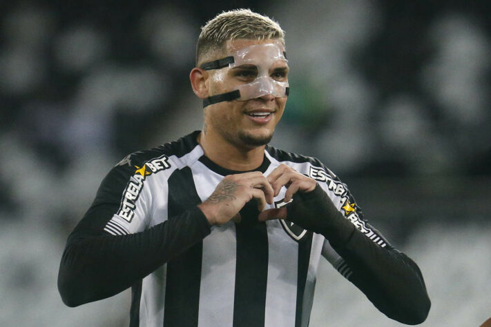 O Botafogo venceu o Brusque por 3 a 0, no Nilton Santos, pela 31º rodada da Série B. O Alvinegro foi superior e conseguiu ter o controle do jogo. Com a vitória, a equipe carioca colou no Coritiba e abriu cinco pontos de vantagem para o CRB, quinto colocado. O LANCE! traz as notas e os destaques da partida. Por Tiago Tassi (tiagomontes@lancenet.com.br).