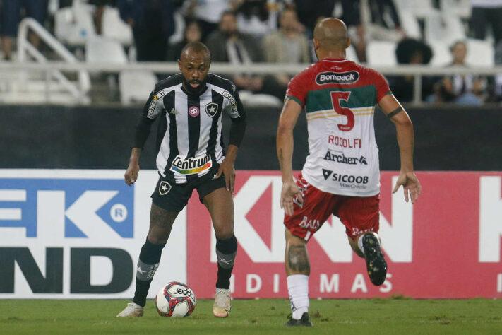 BRUSQUE - SOBE - A equipe conseguiu levar perigo ao Botafogo em duas oportunidades com boas jogadas de contra-ataque. DESCE - A defesa da equipe foi muito desorganizada e deu muito espaço para o adversário jogar.