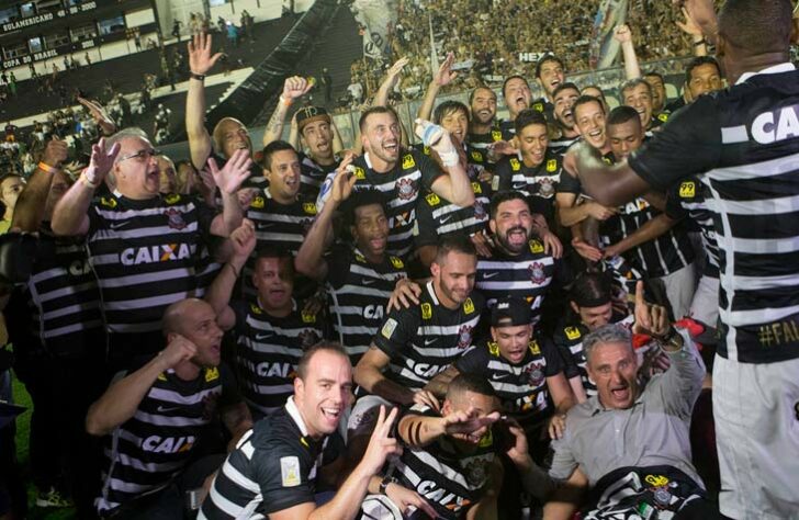 Corinthians (7 títulos) - Brasileirão: 1990, 1998, 1999, 2005, 2011, 2015 (foto) e 2017