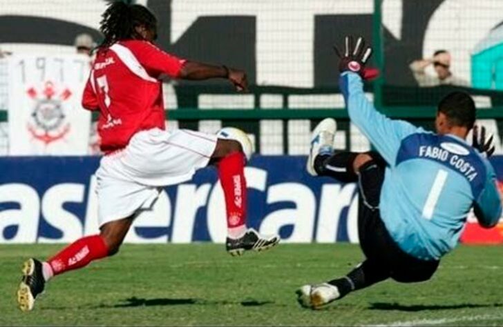 Corinthians 1 x 1 Internacional - 40ª rodada do Campeonato Brasileiro de 2005 - No campeonato marcado pelo escândalo de arbitragem envolvendo Edílson Pereira de Carvalho, a briga foi até as rodadas finais entre Internacional e Corinthians. Na 40ª rodada, eles se enfentaram, e se o Inter ganhasse, igualaria a pontuação do Timão, mas a partida terminou 1 a 1, e os paulistas ficaram com o título.