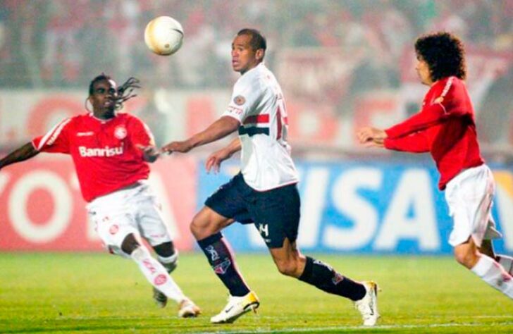 São Paulo 2 x 0 Internacional - 24ª rodada do Campeonato Brasileiro de 2006 - O Brasileirão de 2006 fiocu marcado pela disputa entre Internacional e São Paulo. Quando essas equipes se enfrentaram na 24ª rodada, o Tricolor venceu por 2 a 0, ampliou a vantagem na liderança e seguiu até o título brasileiro.