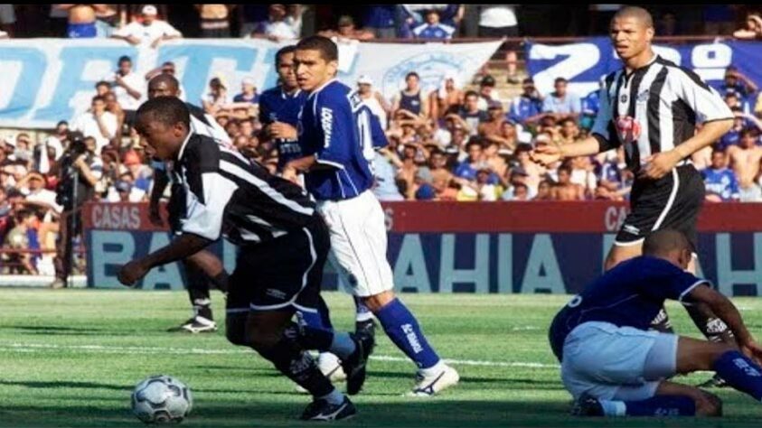 Cruzeiro 3 x 0 Santos - 31ª rodada do Campeonato Brasileiro de 2003 - Na primeira edição de pontos corridos, o Cruzeiro bateu os 100 pontos e foi campeão com 13 pontos de distância. Mas até a metade, a disputa era entre Cruzeiro e Santos. Na 31ª rodada, eles se enfrentaram, e a vantagem ficou com a Raposa, que venceu por 3 a 0.