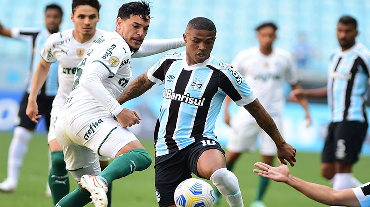 NEGOCIANDO - O São Paulo segue em negociação para contratar o atacante Douglas Costa, que não deve permanecer no Grêmio para a próxima temporada. No entanto, o Tricolor sabe que a negociação é complicada, principalmente pelos altos vencimentos do jogador.  Para conseguir viabilizar a chegada de Douglas Costa, o São Paulo busca um investidor que possa ajudar o clube no pagamento dos salários do atleta.