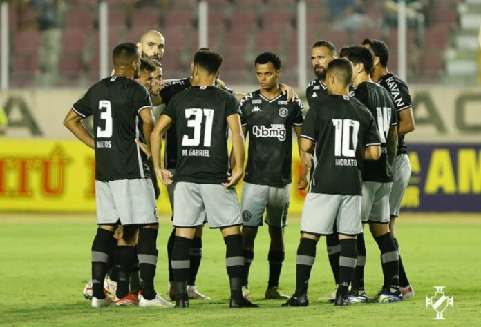 Na reta final da Série B, o Vasco subiu de produção com a chegada de Fernando Diniz e segue na briga para voltar à elite do futebol brasileiro. Restam oito rodadas para o fim e a diferença para o G4 é de quatro pontos. Com a temporada se aproximando do fim, o LANCE! listou os tempos de contrato dos jogadores do elenco Cruz-Malltino. Confira!