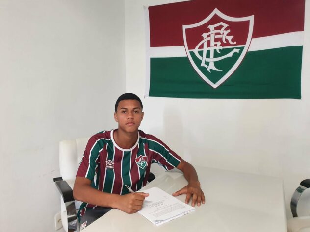 FECHADO - Nesta terça-feira, o Fluminense renovou o contrato de formação de Esquerdinha, destaque do sub-15 e da Seleção Brasileira da categoria. O novo vínculo do lateral vai até o fim de 2026 e tem multa prevista de 70 milhões de euros.