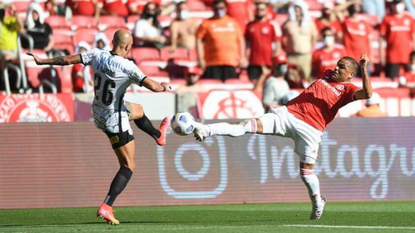 Em jogo válido pela 28ª rodada do Brasileirão 2021, o Corinthians empatou com o Internacional no estádio Beira-Rio pelo placar de 2 a 2. Mesmo com um primeiro tempo ruim, o Corinthians melhorou de desempenho e por pouco não saiu com a vitória. Confira as notas do Corinthians no LANCE! (por Redação São Paulo) 