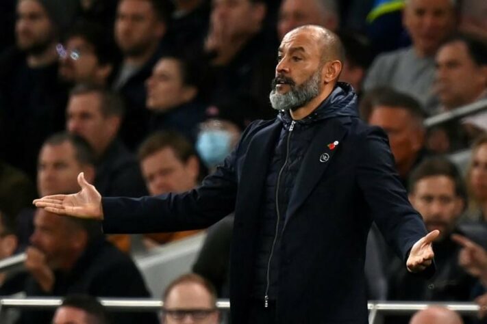 Nuno Espírito Santo, que está sem clube desde que deixou o Tottenham, surgiu como opção para o Timão. O fato de não ter multa rescisória é um ponto positivo, mas nenhuma negociação foi iniciada. 