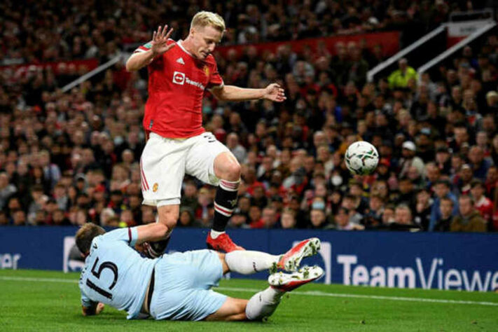 Van de Beek (Manchester United) - Volante - 24 anos - Valor de mercado: 25 milhões de euros (R$ 152,5 milhões) - Ainda sem engrenar, o volante segue sem espaço no United e pode sair. O jogador também deseja trocar de time para jogar mais.