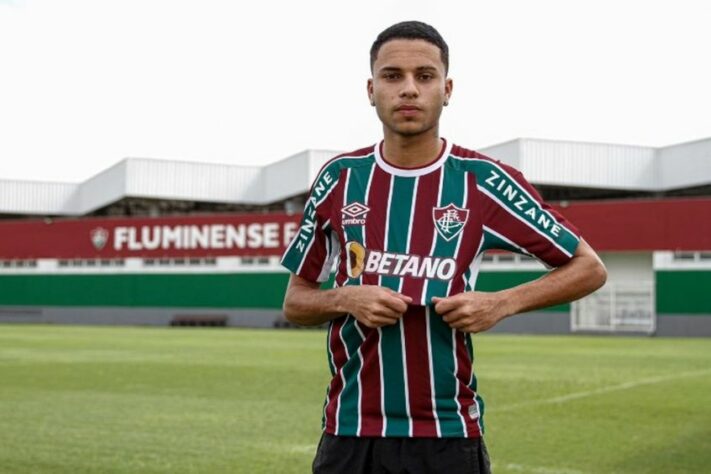 FECHADO - Nesta quinta-feira, o Fluminense renovou o contrato de Alexsander, destaque do sub-20, até 2026. O jogador, que conquistou o Campeonato Brasileiro sub-17 na última temporada e o Campeonato Carioca pelo sub-20 nesta, comemorou a extensão do vínculo com Xerém por mais cinco anos.