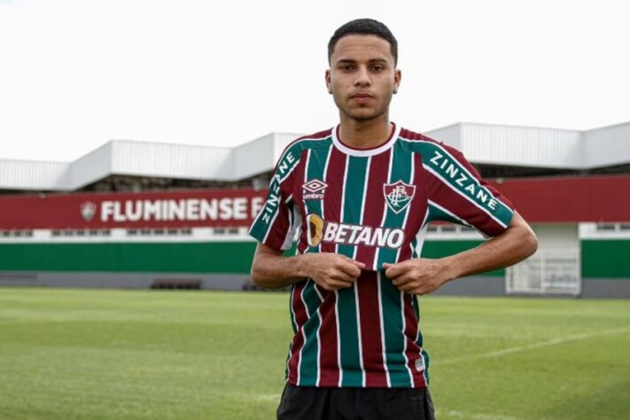 Alexsander - nascido em 08/10/2003 - contrato até 31/03/2026. Fluminense tem 90% dos direitos.