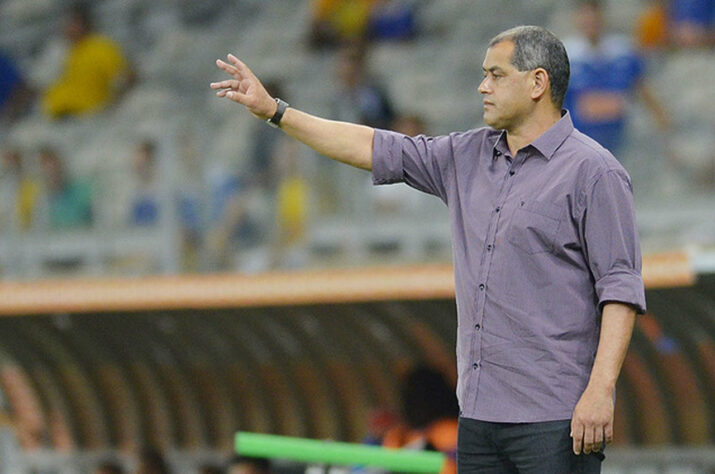 ESQUENTOU - Chiqui Arce é um ídolo do futebol paraguaio e tem muito carinho da torcida do Cerro Porteño, clube que dirige no momento. O seu contrato com o treinador encerra no fim do ano e, a sua permanência ainda é tema de muita discussão, já que não houve negociação até o momento. Porém, segundo o vice-presidente do Ciclón, Juan Zapag, Arce não está pressionado no cargo e a sua continuação não terá influência com a chegada ou não de títulos.