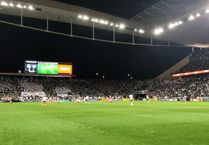 BAHIA - Sobe: Gilberto - O atacante sofreu o pênalti e o converteu para abrir o placar, voltando a balançar as redes. / Desce: Lucas Araújo - O Bahia vencia e fazia um bom jogo até a expulsão do zagueiro, que comprometeu demais a equipe, pois fez o pênalti que gerou o empate do Timão. Além disso, deixou o time com um a menos, fator decisivo para o jogo.