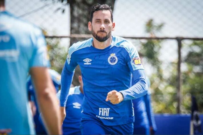 O volante Ariel Cabral tem passagem marcante pelo Cruzeiro. Além do recorde, ele conquistou dois Campeonatos Mineiros (2019 e 2019) e duas Copas do Brasil (2017 e 2018).