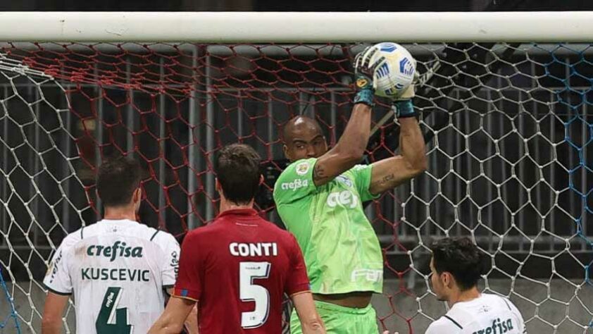 O Palmeiras empatou sem gols com o Bahia, na noite desta terça-feira, na Arena Fonte Nova, em Salvador, pelo 26ª rodada do Campeonato Brasileiro. O grande responsável pelo zero no placar do Verdão foi o goleiro Jailson (foto), com grandes defesas no jogo. Confira as notas do Palmeiras e os destaques do Bahia (por Nosso Palestra)