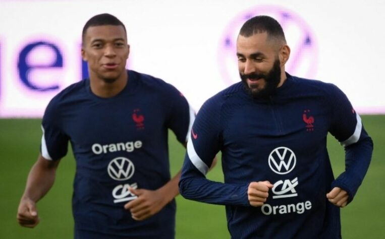 ESQUENTOU - Karim Benzema, atacante francês do Real Madrid, afirmou que possui a certeza que Mbappé, do PSG, jogará no clube espanhol. “Kylian Mbappé jogará no Real Madrid um dia, tenho certeza. Não sei quando, mas ele virá, é só questão de tempo. Ele mesmo disse”, contou em entrevista ao jornal L’Équipe, da França.