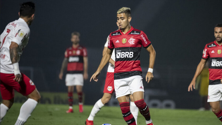 NEGOCIANDO - O Flamengo se movimenta nos bastidores para garantir a permanência de Andreas Pereira. O clube, inclusive, oficializou uma proposta ao Manchester United para comprar o meio-campista, que está no clube carioca por empréstimo até junho de 2022. Os Red Devils devem fazer jogo duro na negociação, mas devem aceitar a venda por 10 milhões de euros (R$ 63,5 milhões na cotação atual).