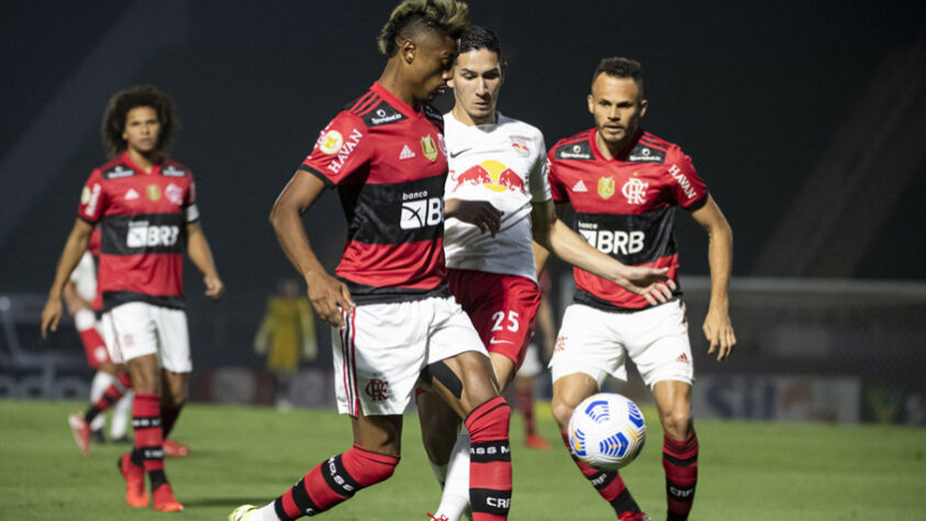 3º - FLAMENGO: 18 pontos em 10 jogos. Cinco vitórias, três empates e duas derrotas. 16 gols marcados e oito sofridos. 60% de aproveitamento.