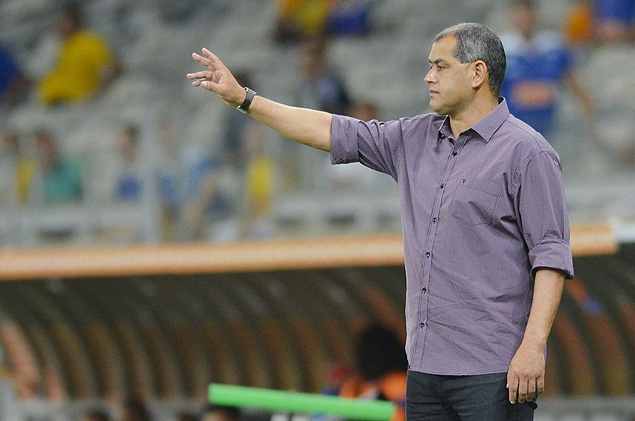 ESQUENTOU - Chiqui Arce é um ídolo do futebol paraguaio e tem muito carinho da torcida do Cerro Porteño, clube que dirige no momento. O seu contrato com o treinador encerra no fim do ano e, a sua permanência ainda é tema de muita discussão, já que não houve negociação até o momento.  Porém, segundo o vice-presidente do Ciclón, Juan Zapag, Arce não está pressionado no cargo e a sua continuação não terá influência com a chegada ou não de títulos.