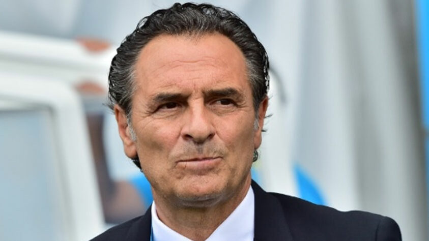 Cesare Prandelli (Itália) - 64 anos - Último clube: Fiorentina - Desempregado desde março de 2021 - Foi treinador da seleção italiana após a Copa do Mundo de 2010 e levou a equipe à final da Eurocopa de 2012. Amargou uma desclassificação da Itália na fase de grupos da Copa do Mundo de 2014.