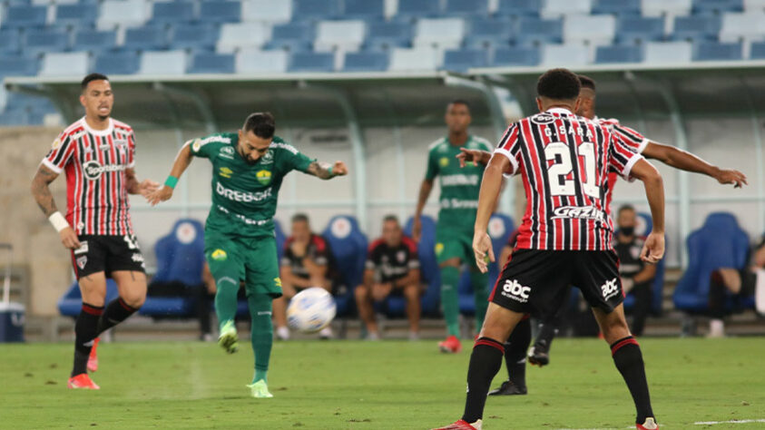 CUIABÁ - Sobe: Paulão - Fez uma partida muito boa na defesa, neutralizando as peças ofensivas do São Paulo, e quase fez o que seria o gol da vitória do Cuiabá, mas Volpi defendeu sua cabeçada.// Desce: Contra-ataque: O Dourado teve mais de uma oportunidade, no primeiro e segundo tempo, de marcar um gol através do contra-ataque, mas a equipe errava na hora da conclusão, e não conseguiu marcar.