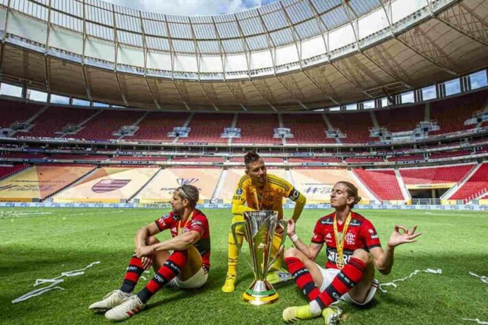 FECHADO - O Flamengo entrou em acordo com o meia Diego, o goleiro Diego Alves e o lateral-esquerdo Filipe Luís, que renovarão seus contratos com o clube da Gávea por mais uma temporada. A assinatura dos novos vínculos ainda acontecerá. Marcos Braz, Vice-presidente de futebol do Flamengo, confirmou a informação. As negociações pelas renovações foram tranquilas e o goleiro, o meia e o lateral-esquerdo, líderes do elenco, seguirão no Fla por mais um ano.