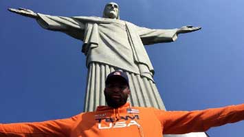 DeMarcus Cousins, outro craque norte-americano do basquete, também esteve no monumento.