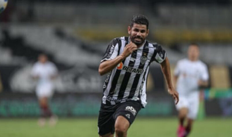 NO RADAR - O atacante Diego Costa pode ter feito sua última partida com a camisa do Atlético-MG. No primeiro jogo da final da Copa do Brasil, neste domingo (12), vencido pelo Galo por 4 a 0 sobre o Athletico-PR, o atacante sofreu duas pancadas em divididas e precisou ser substituído aos 12 minutos do primeiro tempo. Na saída do campo, quando deu lugar a Vargas, o jogador saudou a torcida com um "tchauzinho". O gesto pode ser simples, como um agradecimento, mas também pode começar a indicar que o futuro de Diego será longe de Belo Horizonte. Em entrevistas e lives recentes, ele afirmou não saber ainda se irá permanecer.