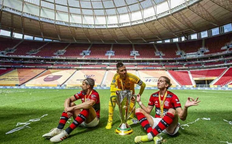 As assinaturas ainda ocorrerão, mas o Flamengo acertou verbalmente a renovação dos contratos de Diego Alves, Diego Ribas e Filipe Luís, o trio da badalada "Geração 85", até o fim de 2022. E o LANCE! aproveitou para relembrar a situação contratual de todo o elenco rubro-negro. Veja a seguir!