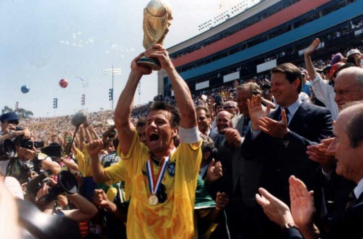 DUNGA (campeão em 1994) - O capitão do tetra teve duas passagens pela Seleção Brasileira: a primeira entre 2006 e 2010, e a segunda entre 2014 e 2016. Na primeira, realizou o ciclo completo para a Copa do Mundo de 2010 e, no caminho, foi campeão da Copa América (2007) e Copa das Confederações (2009). Já na segunda passagem, não repetiu o mesmo sucesso e deu lugar à Tite em 2016. Ele também teve uma passagem pelo Internacional em 2013.