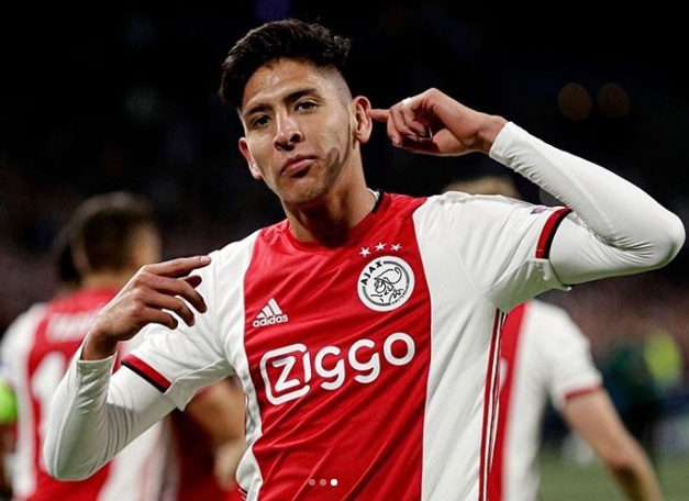 ESQUENTOU - Ao mesmo tempo em que os diretores do Ajax se mostram contentes com o desempenho da equipe no início da temporada 2021/2022, eles também avaliam a situação de cada um dos atletas importantes visando a valorização ao trabalho apresentado. Um dos jogadores que estão sob análise, pensando em uma provável renovação em breve do seu vínculo para 2025, é o meio-campista mexicano Edson Álvarez segundo informação publicada pelo postal Fichajes. Atualmente, seu acordo com o time da capital holandesa vai até junho de 2024.