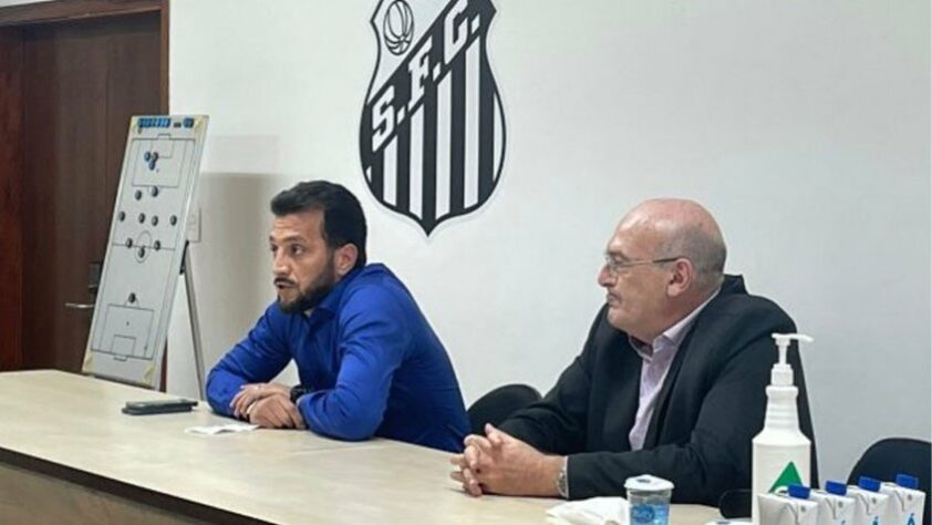 FECHADO - O novo executivo de futebol do Santos, Edu Dracena, foi apresentando oficialmente a todo o elenco antes do treino desta quinta-feira (28), no CT Rei Pelé. Na quarta, ele já havia estado com os atletas e comissão técnica na partida contra o Fluminense. Desta vez, a apresentação para jogadores foi feita pelo presidente Andres Rueda, que fez questão de também dar os parabéns pela vitória, sobretudo pela garra de todos na Vila Belmiro.