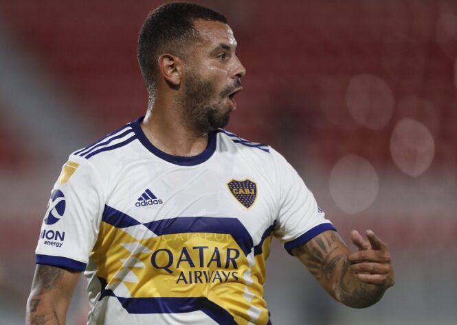 ESQUENTOU - Se Edwin Cardona não faz mais parte dos planos do Boca Juniors, o meio-campista pode atuar por outro clube do futebol argentino. De acordo com a TNT Sports, o meio-campista está na mira do Racing, que gostaria de reforçar o seu elenco com nomes de peso. A indicação veio do técnico Fernando Gago, que tem tudo acertado para dirigir o clube de Avellaneda e prepara uma lista de pedidos.