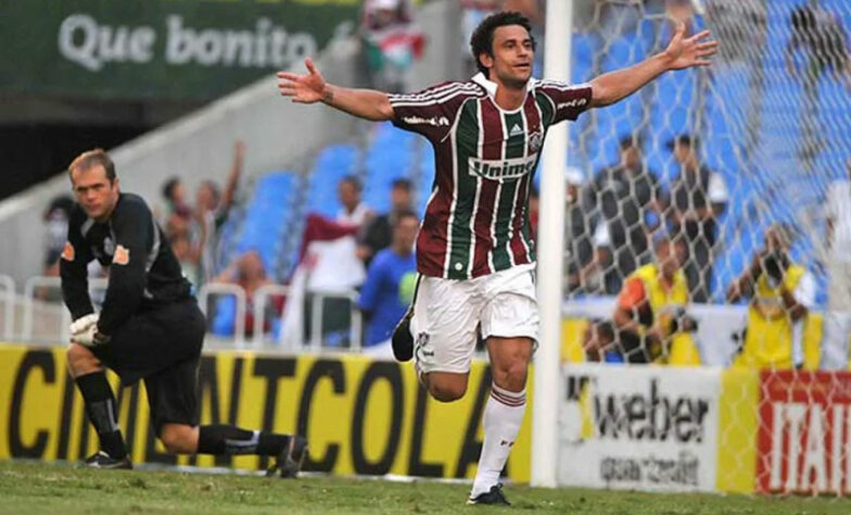 O início do casamento entre o camisa 9 e a torcida do Flu começou logo na sua estreia com as três cores, no Campeonato Carioca de 2009. Na ocasião, o centroavante marcou dois gols na vitória por 3 a 1 sobre o Macaé, e levou a torcida à loucura. Era o início de uma idolatria que perdura até hoje. 