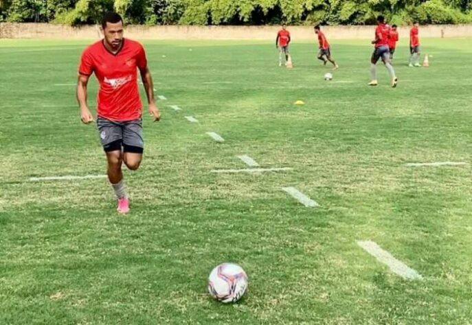 FECHADO - Depois de ter rescindido seu acordo de empréstimo junto a Chapecoense, O atacante Fabinho foi anunciado como reforço do Vitória, também em regime de empréstimo, tendo seus direitos ainda ligados ao Athletico-PR. O jogador de 21 anos de idade, aliás, já está devidamente registrado com seu novo contrato no Boletim Informativo Diário (BID) da CBF. 