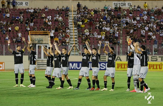 O Vasco segue invicto sob o comando do técnico Fernando Diniz. Na noite deste domingo, o Cruz-Maltino derrotou o Confiança por 2 a 1, no Batistão, em partida válida pela 28ª rodada da Série B do Brasileirão. A seguir, confira as notas (por João Alexandre Borges – joaoborges@lancenet.com.br):