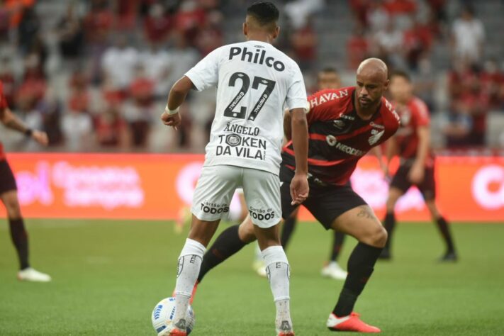 Athletico-PR. Sobe: Renato Kayzer - Foi um verdadeiro tormento para a defesa e quase marcou em duas oportunidades Desce: Thiago Heleno - Vacilou no gol do Santos ao dar espaço para Madson.