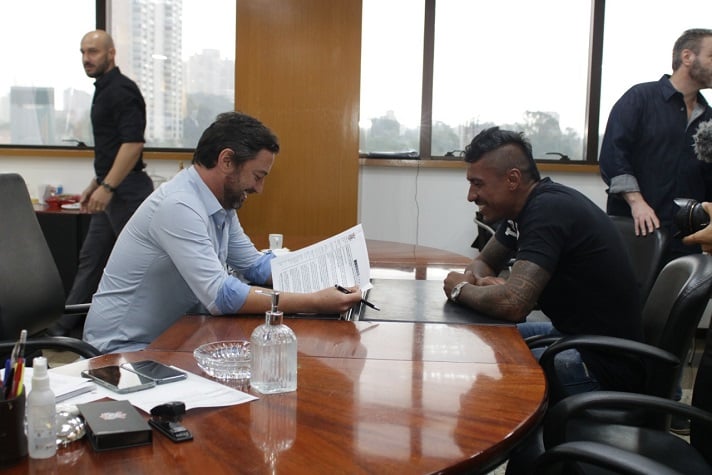 Paulinho fechou contrato com o Corinthians até dezembro de 2023, e terá vínculo por duas temporadas. Tem atleta, porém, que assinou acordo apenas até o fim de 2022. Confira, em ordem alfabética, até quando vai o vínculo de cada jogador do Timão: