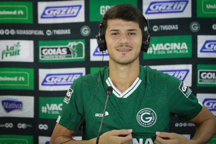 GOIÁS - SOBE - Hugo foi o melhor em campo pelo Goiás e deu muito perigo ao Botafogo pelo corredor esquerdo, com apoio de Alef Manga. - DESCE - A equipe de Marcelo Cabo sofreu com a bola aérea, justamente por onde saiu o gol de empate do Alvinegro.