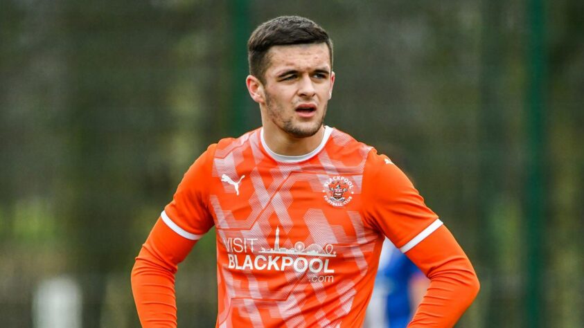 Atacante do Blackpool (ING), Jake Daniels (foto), de 17 anos, tornou-se o primeiro jogador no futebol britânico desde Justin Fashanu, em 1990, a dizer ao público que é gay. "Se outras pessoas olharem para mim e sentirem que também podem seguir esse caminho, seria algo brilhante". Confira outros atletas, de várias modalidades, que também já se declararam LGBTQIA+.