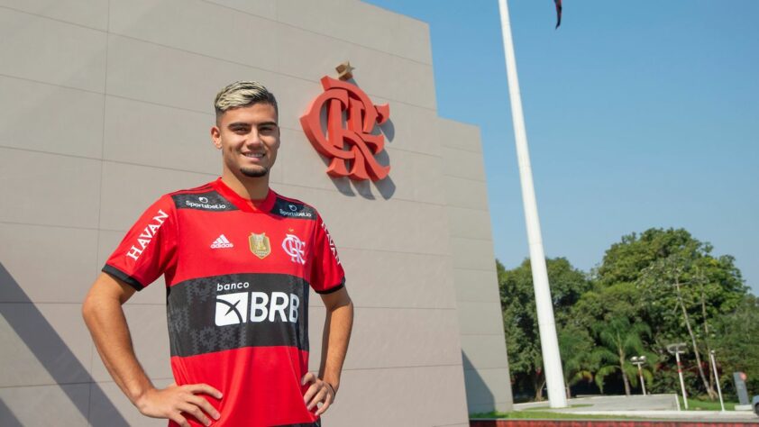 FECHADO - Andreas Pereira será jogador em definitivo do Flamengo. Em negociações com o Manchester United (ING) há semanas, o clube fechou a compra e já prepara o anúncio oficial da permanência do meia, que assinará novo contrato até 2026. O Flamengo pagará 10,5 milhões de euros aos Red Devils (R$ 63 milhões)