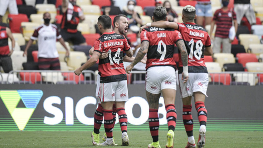 Um Flamengo avassalador. O Rubro-Negro não tomou conhecimento e, com uma grande atuação no primeiro tempo, goleou o Athletico Paranaense por 3 a 0 neste domingo, no Maracanã, pelo Brasileirão. O destaque do Fla foi justamente o jogo coletivo, com destaque para o primeiro gol de Andreas Pereira no Maracanã. Confira as notas do LANCE! (Por Sergio Santana - sergiosantana@lancenet.com.br)