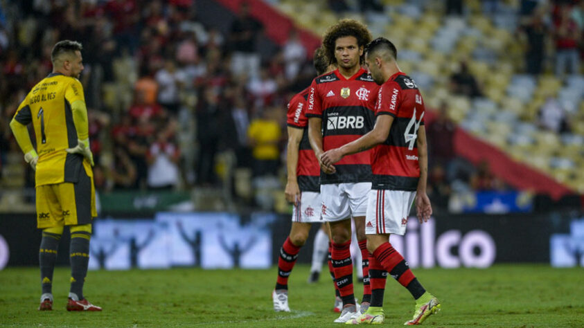 Passadas mais algumas semanas, a situação entrou em um ponto de tensão. Renato, que sofria muitas críticas sobre a parte tática, colocou o cargo à disposição após a eliminação da Copa do Brasil, em pleno Maracanã. A diretoria, contudo, o bancou.  